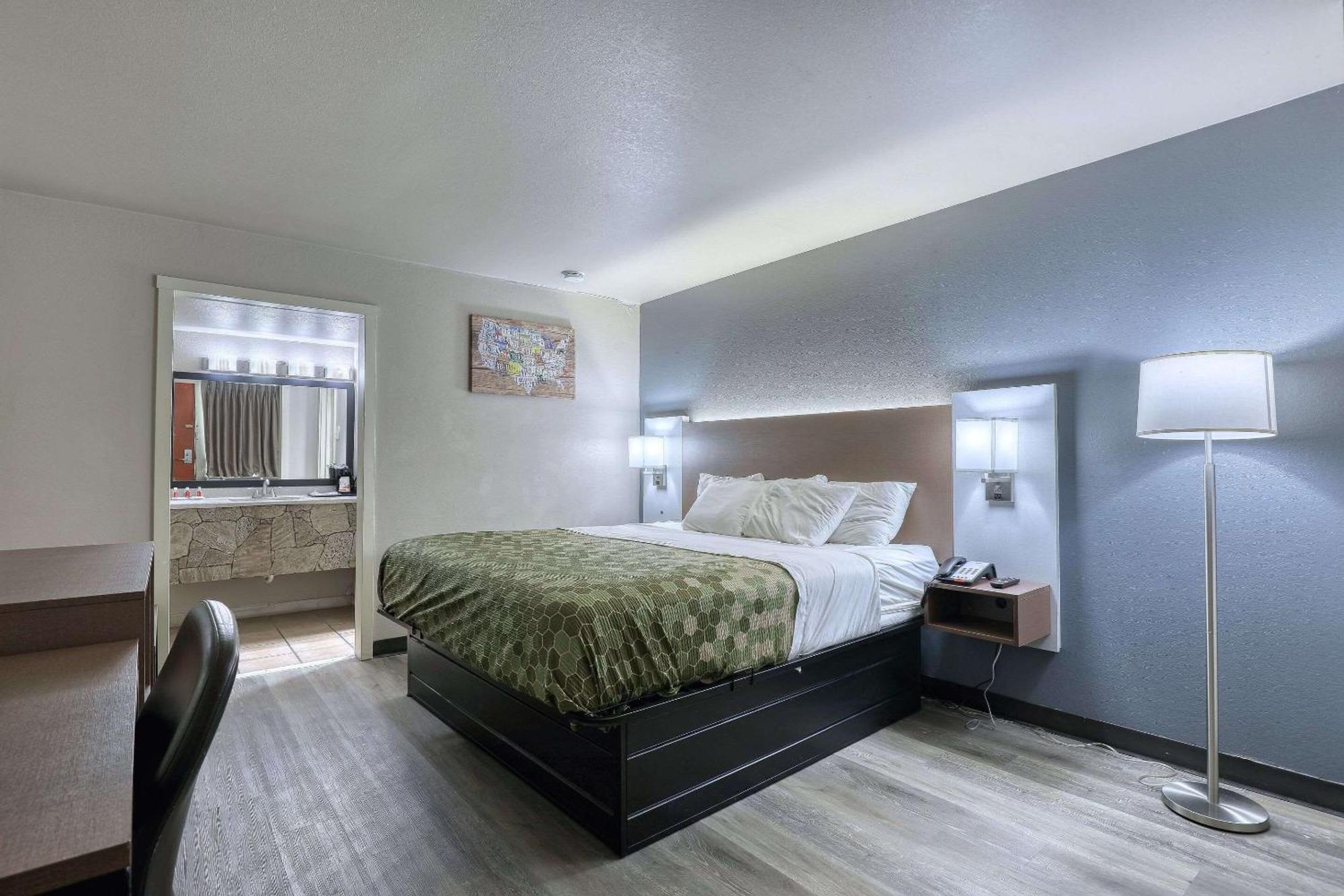 Econo Lodge Neenah Bagian luar foto