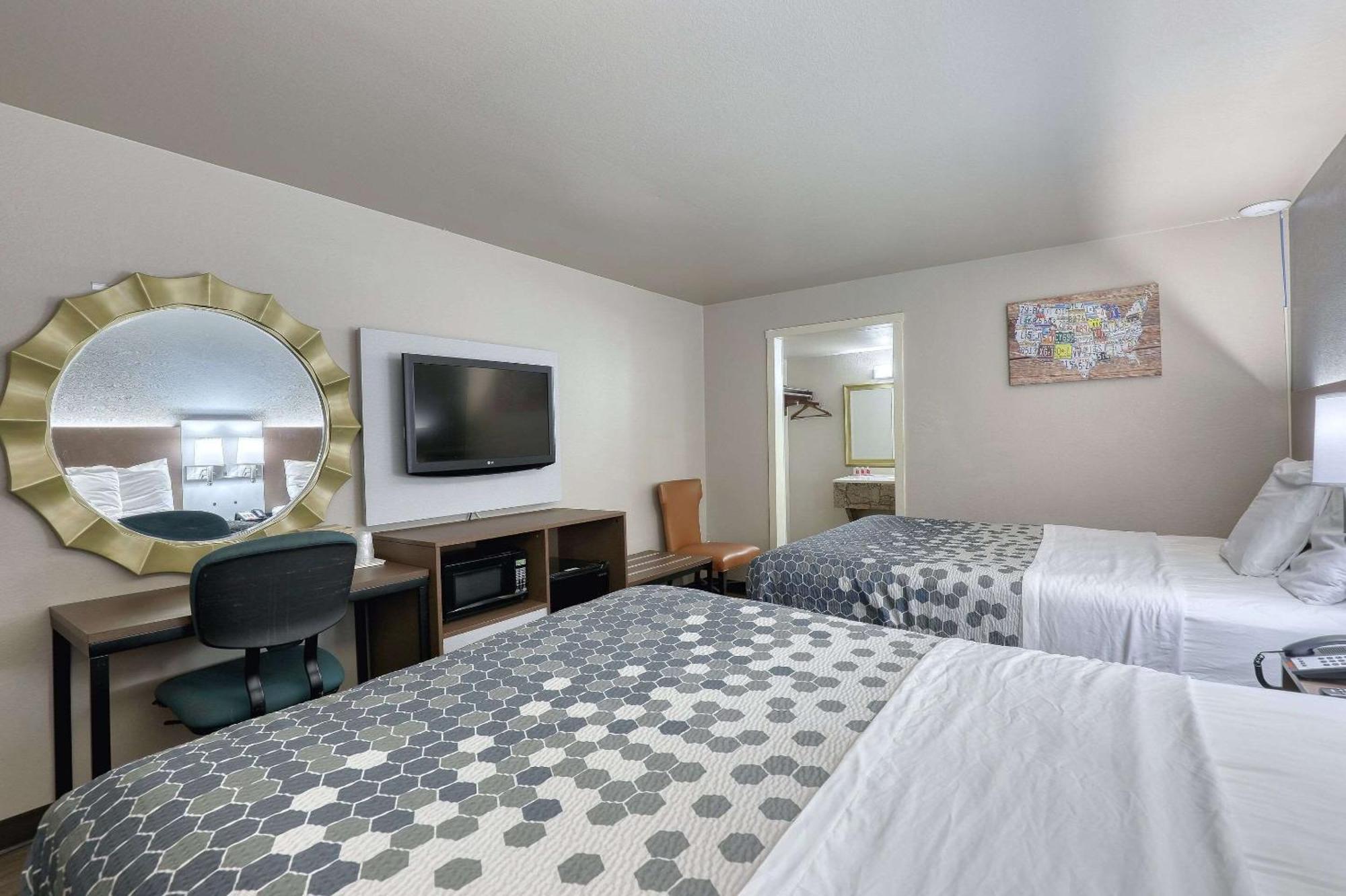 Econo Lodge Neenah Bagian luar foto