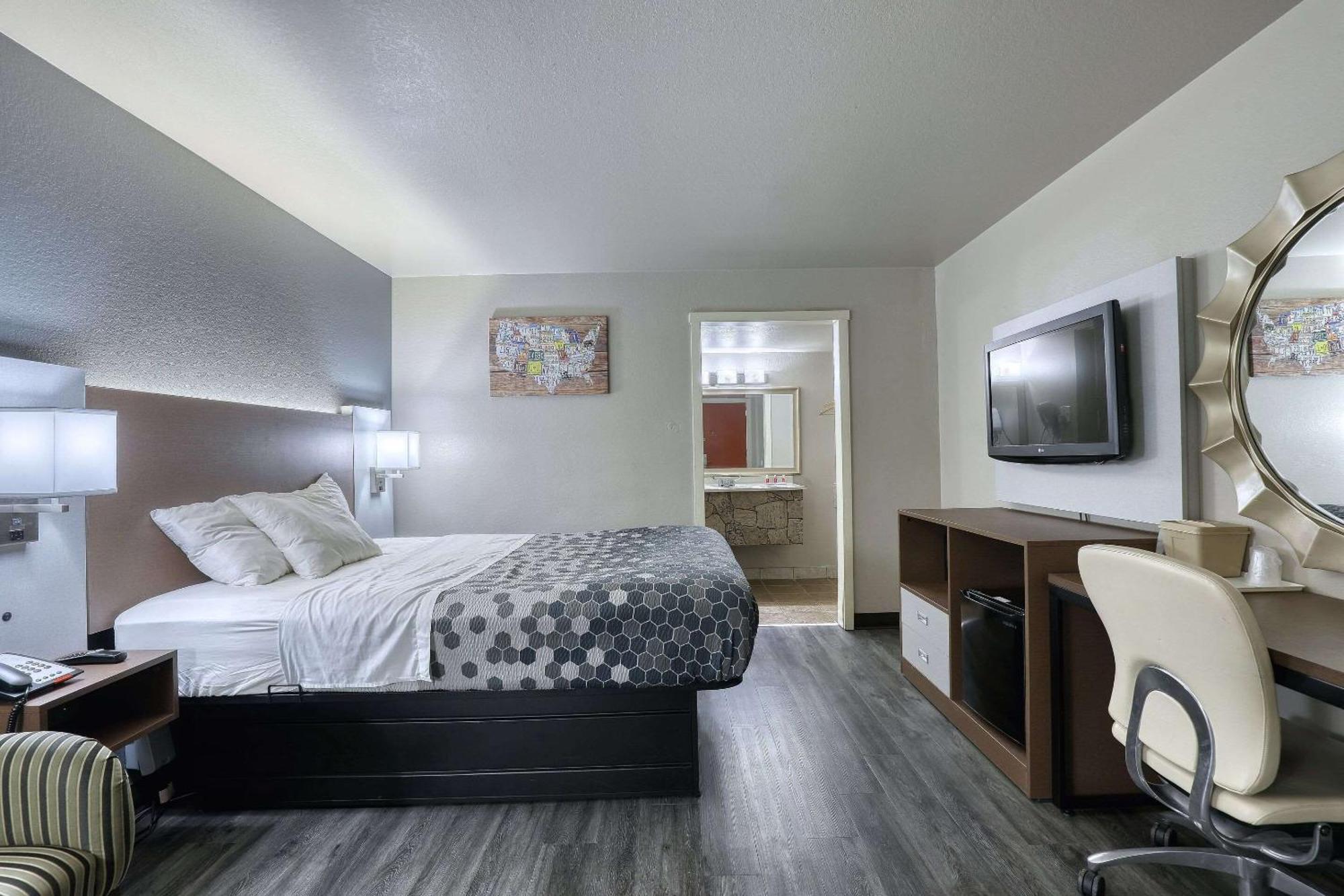 Econo Lodge Neenah Bagian luar foto