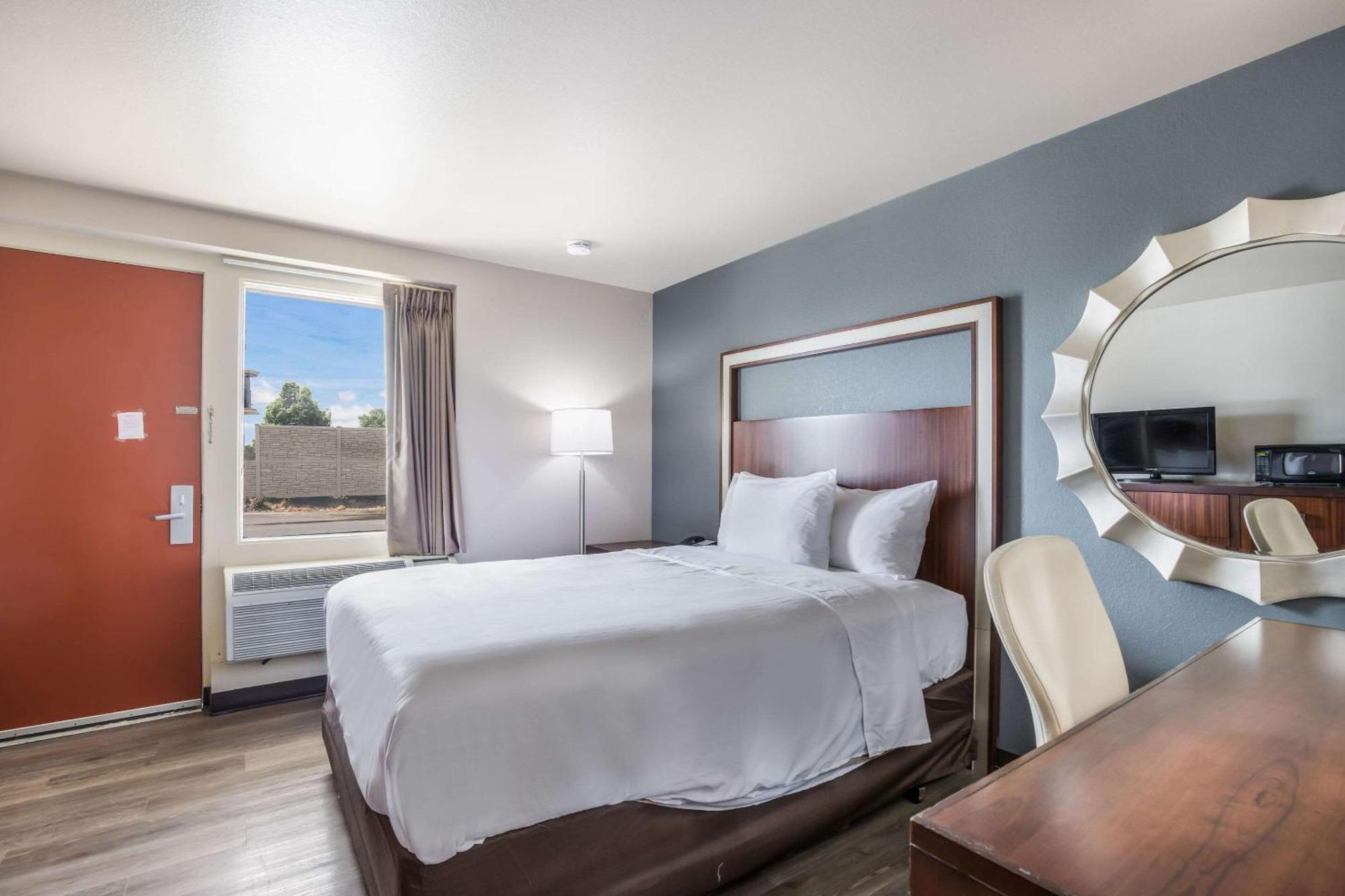 Econo Lodge Neenah Bagian luar foto