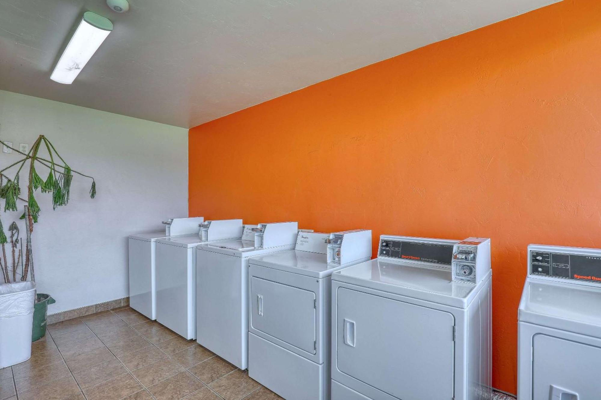 Econo Lodge Neenah Bagian luar foto