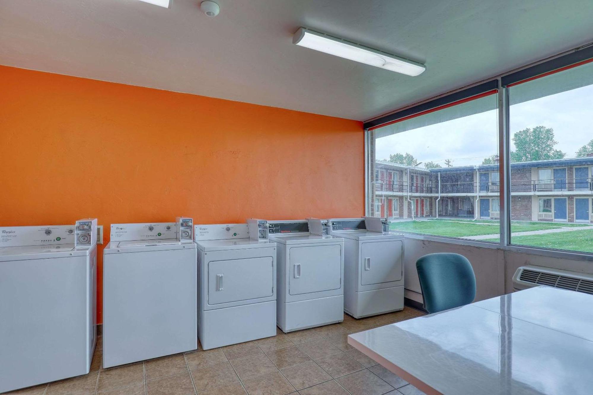 Econo Lodge Neenah Bagian luar foto
