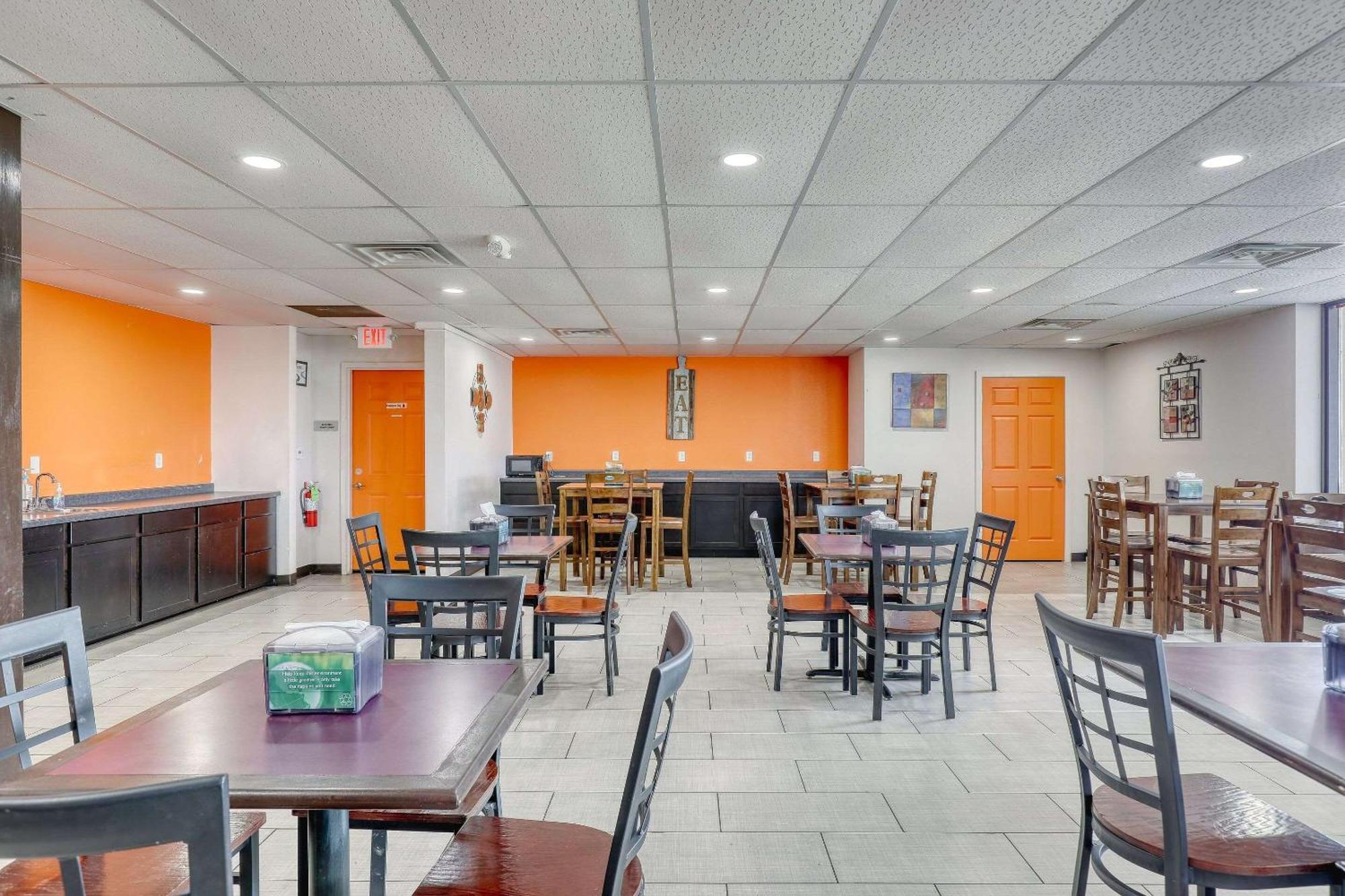 Econo Lodge Neenah Bagian luar foto