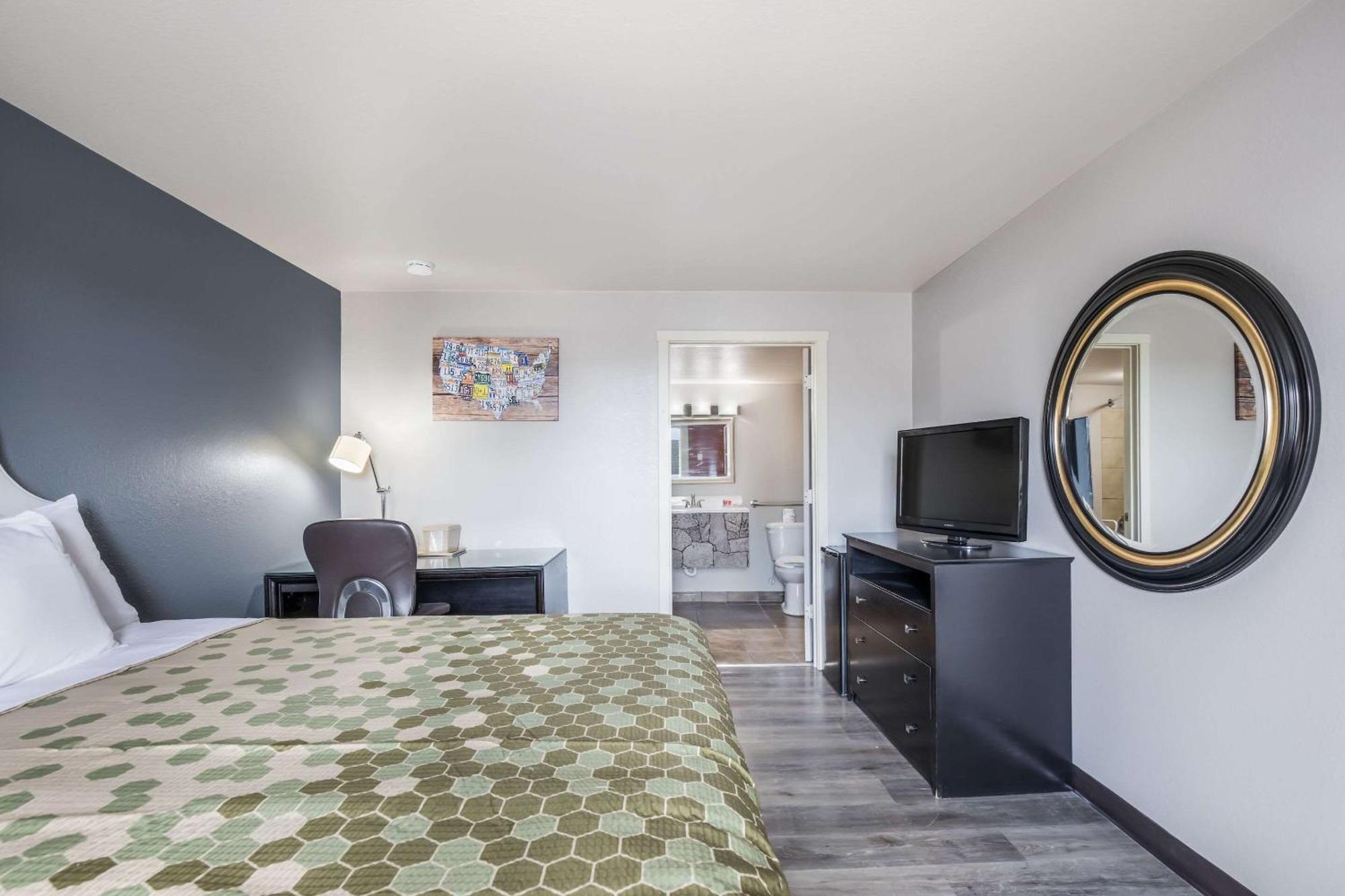 Econo Lodge Neenah Bagian luar foto