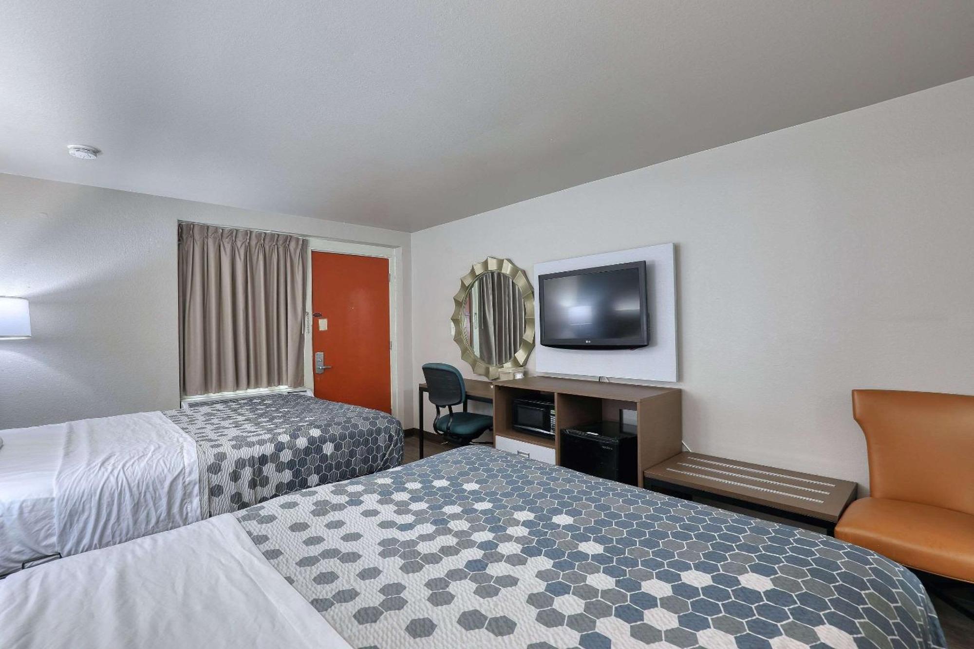 Econo Lodge Neenah Bagian luar foto