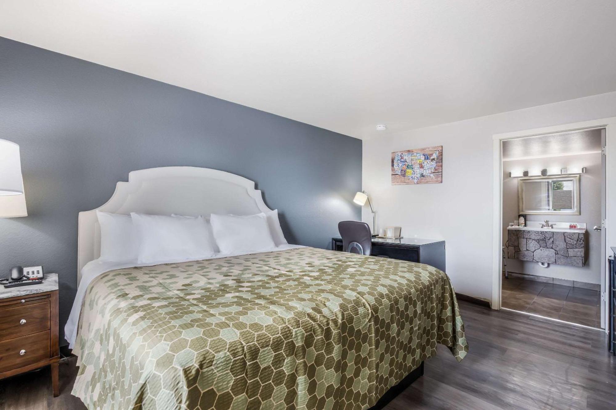 Econo Lodge Neenah Bagian luar foto