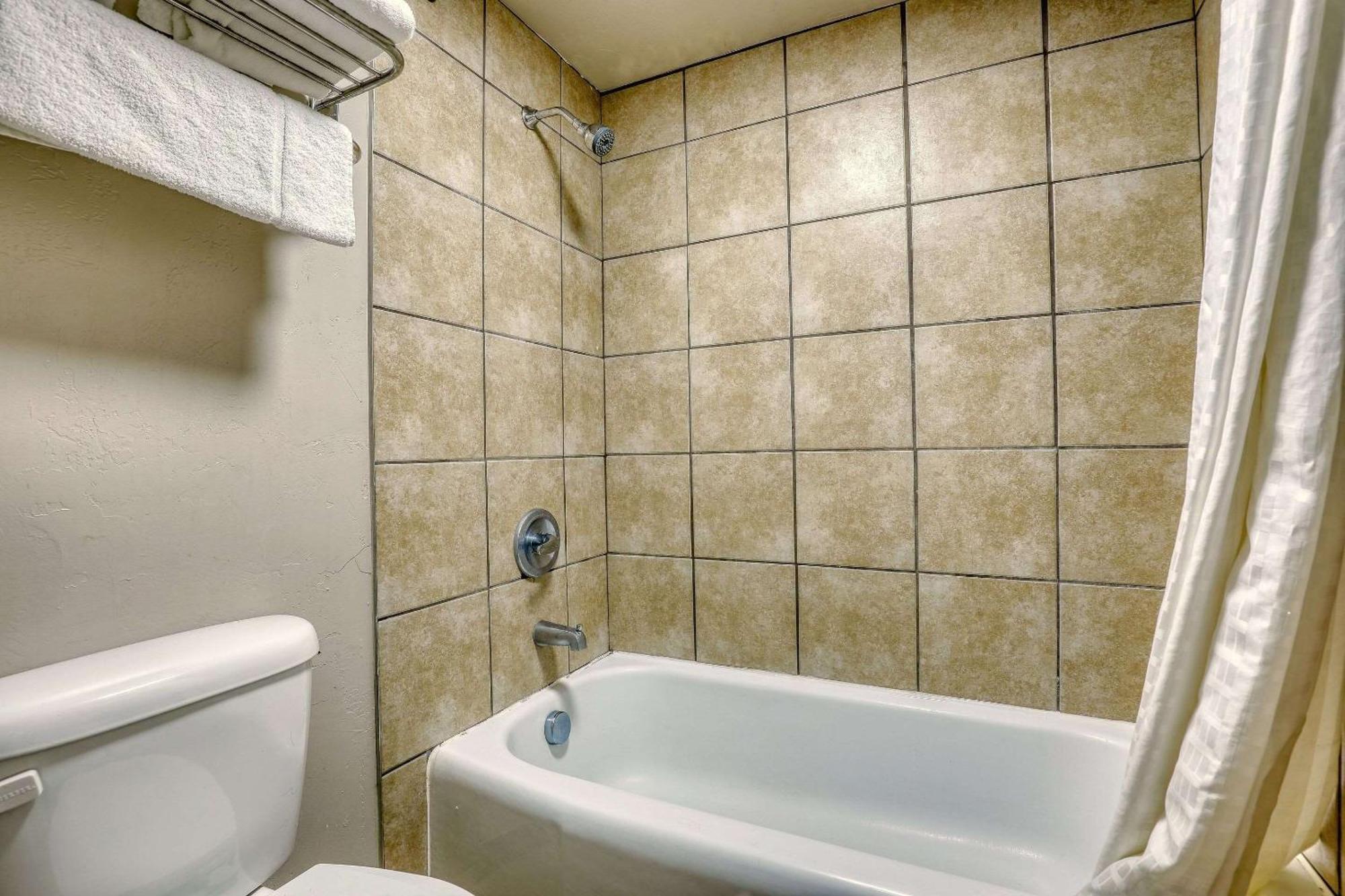 Econo Lodge Neenah Bagian luar foto