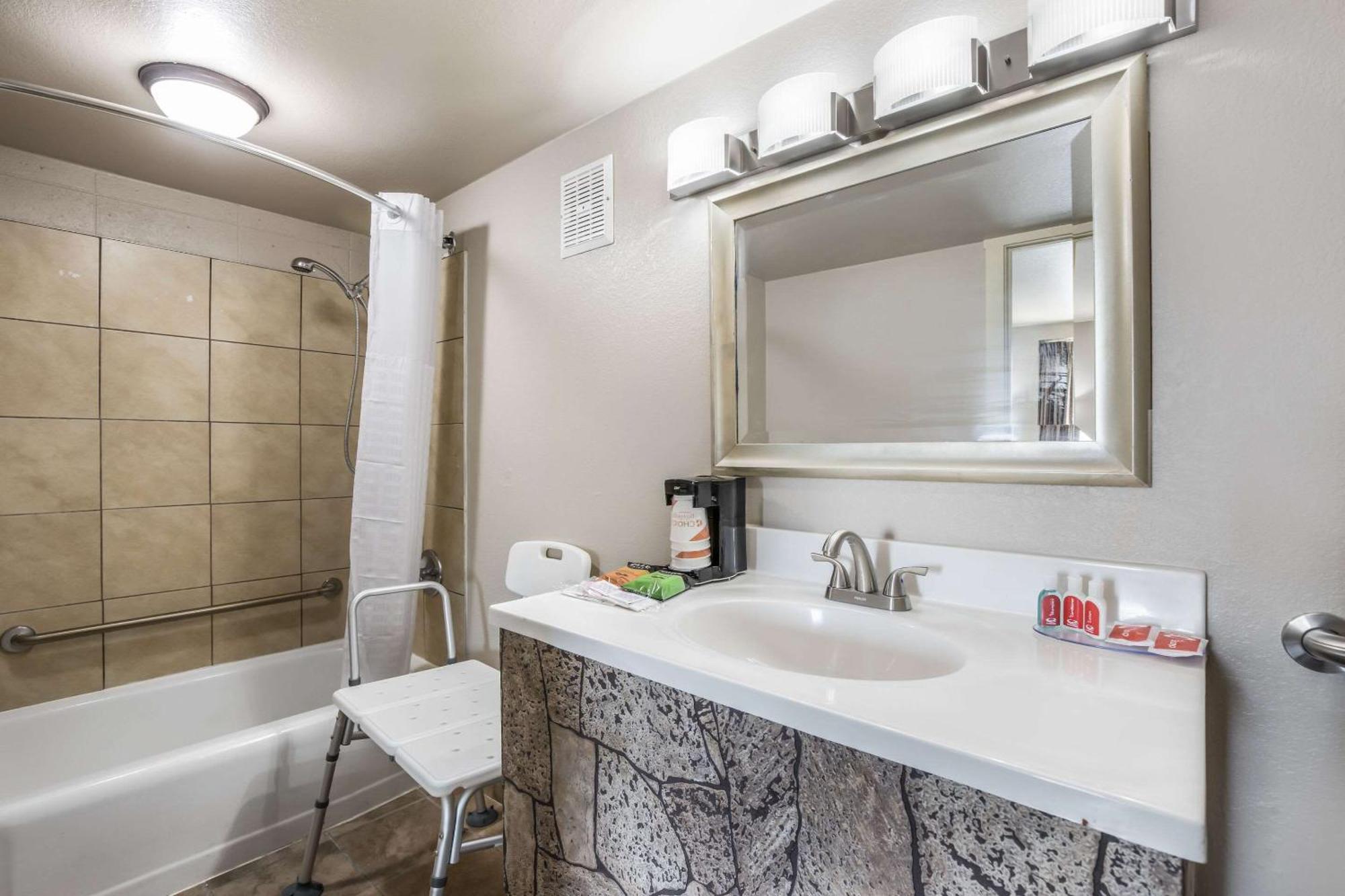 Econo Lodge Neenah Bagian luar foto