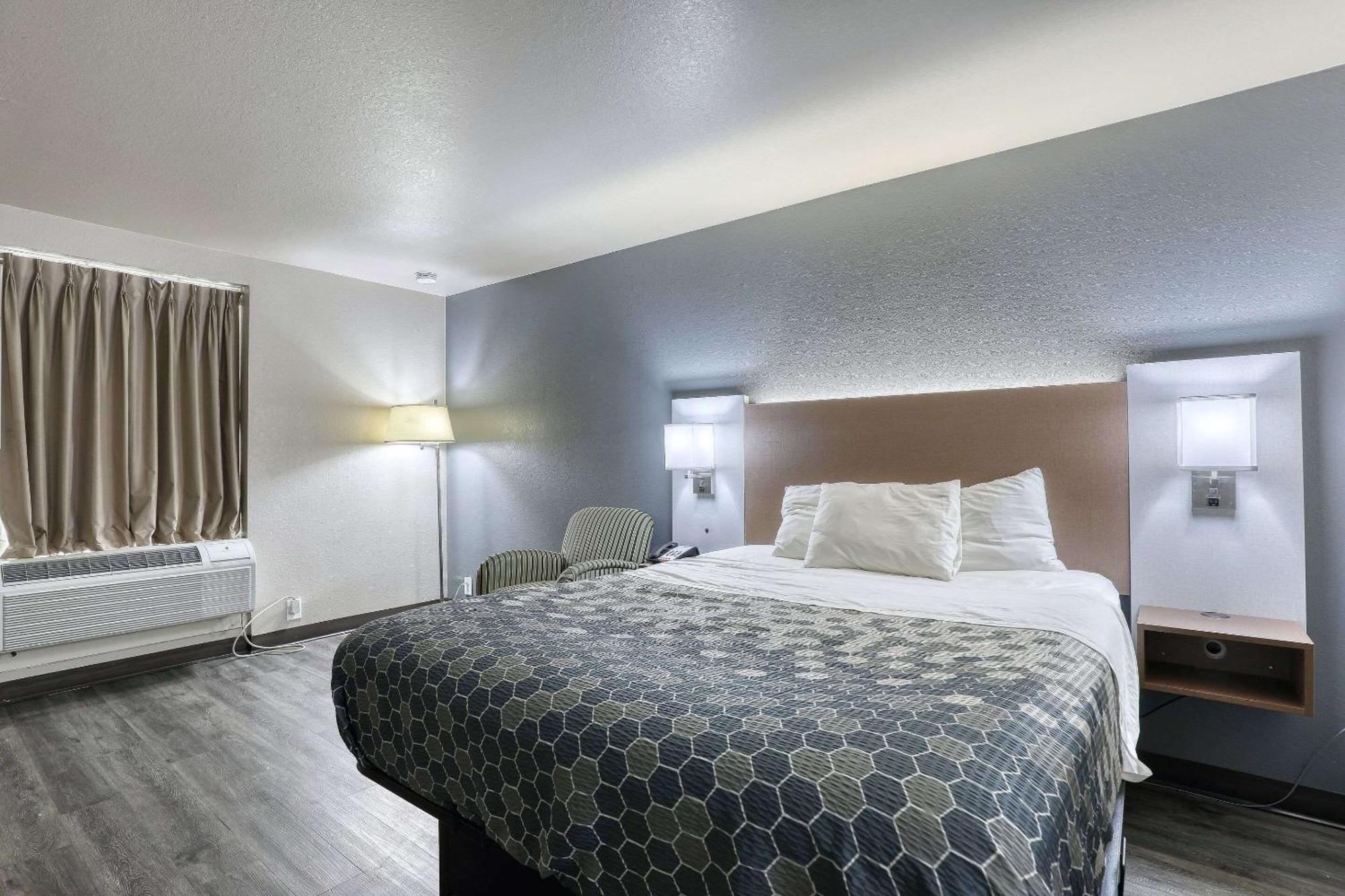 Econo Lodge Neenah Bagian luar foto
