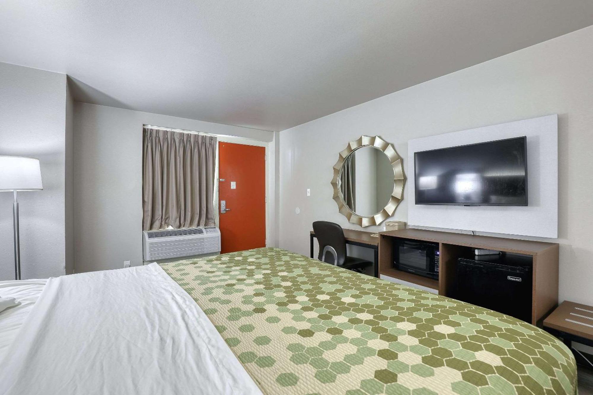 Econo Lodge Neenah Bagian luar foto