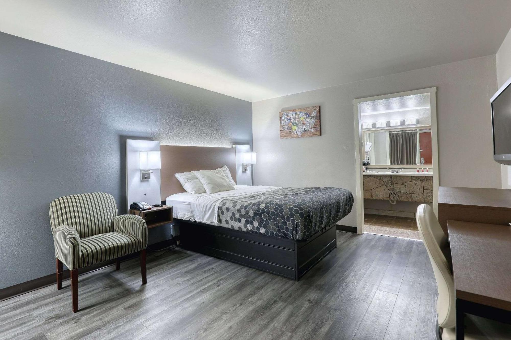 Econo Lodge Neenah Bagian luar foto