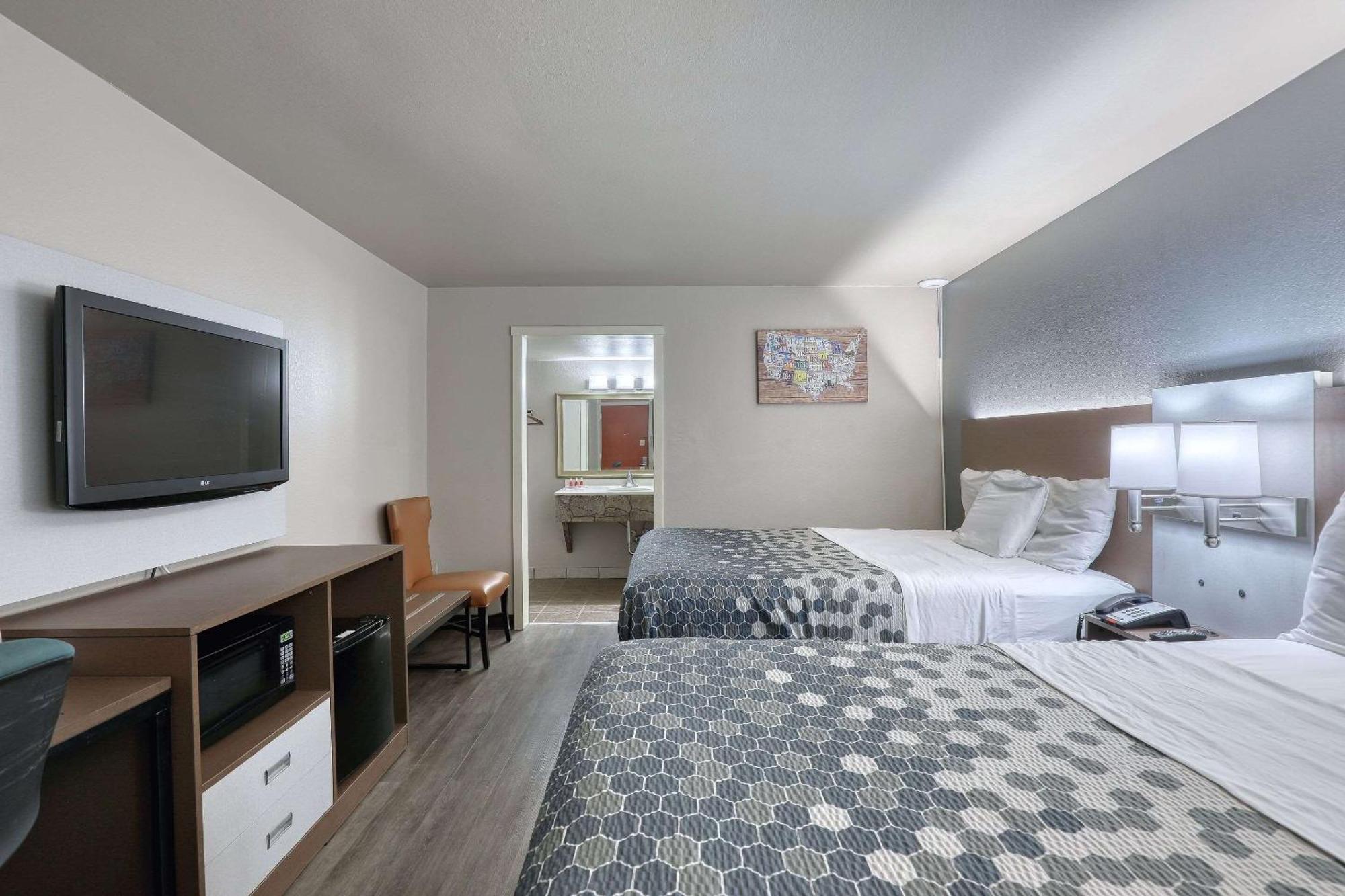 Econo Lodge Neenah Bagian luar foto