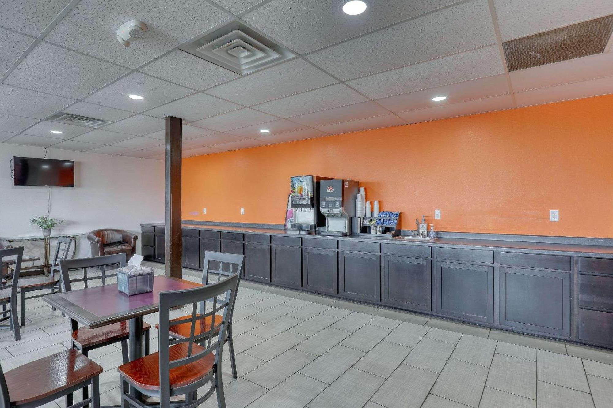 Econo Lodge Neenah Bagian luar foto