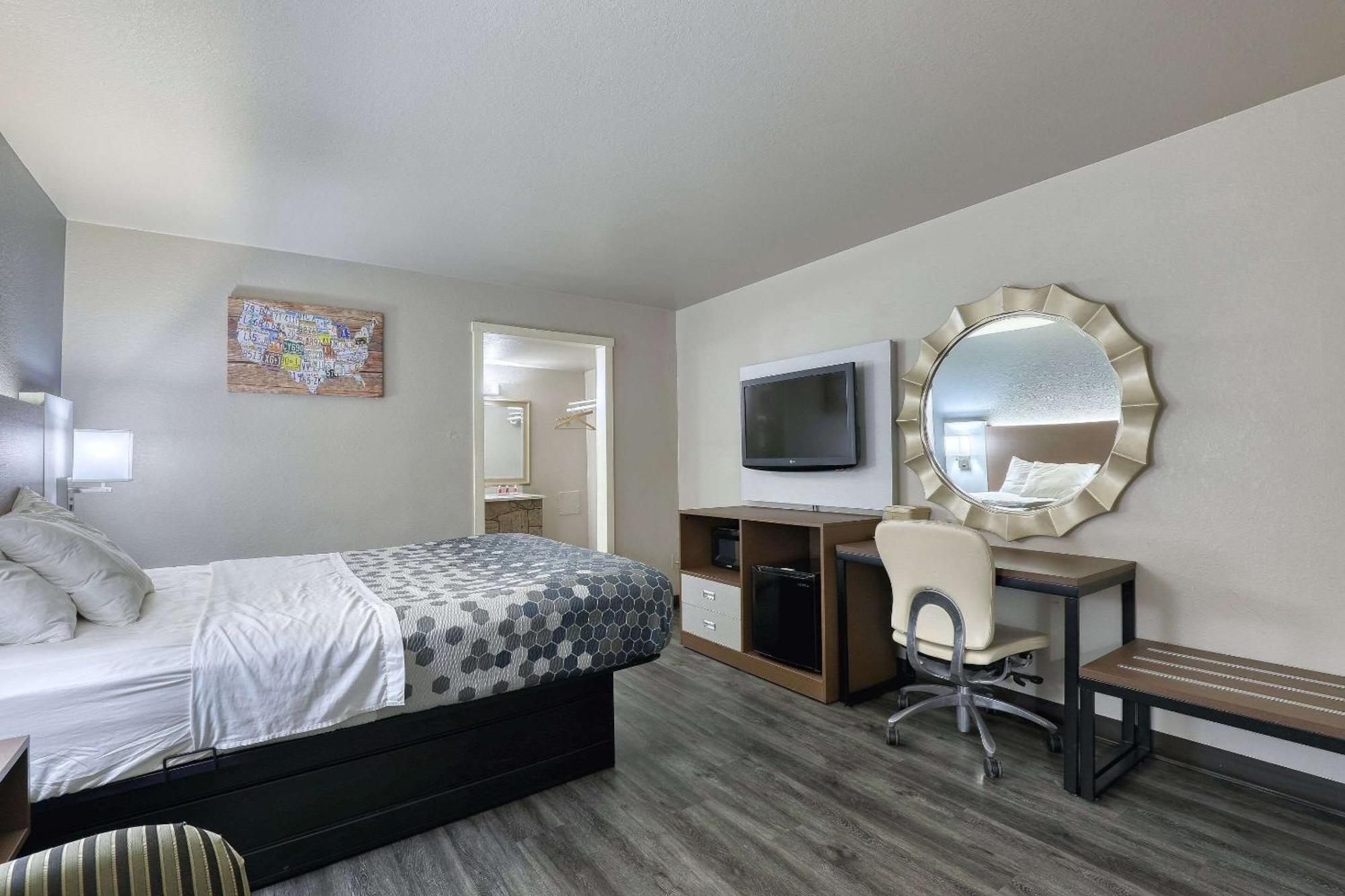 Econo Lodge Neenah Bagian luar foto