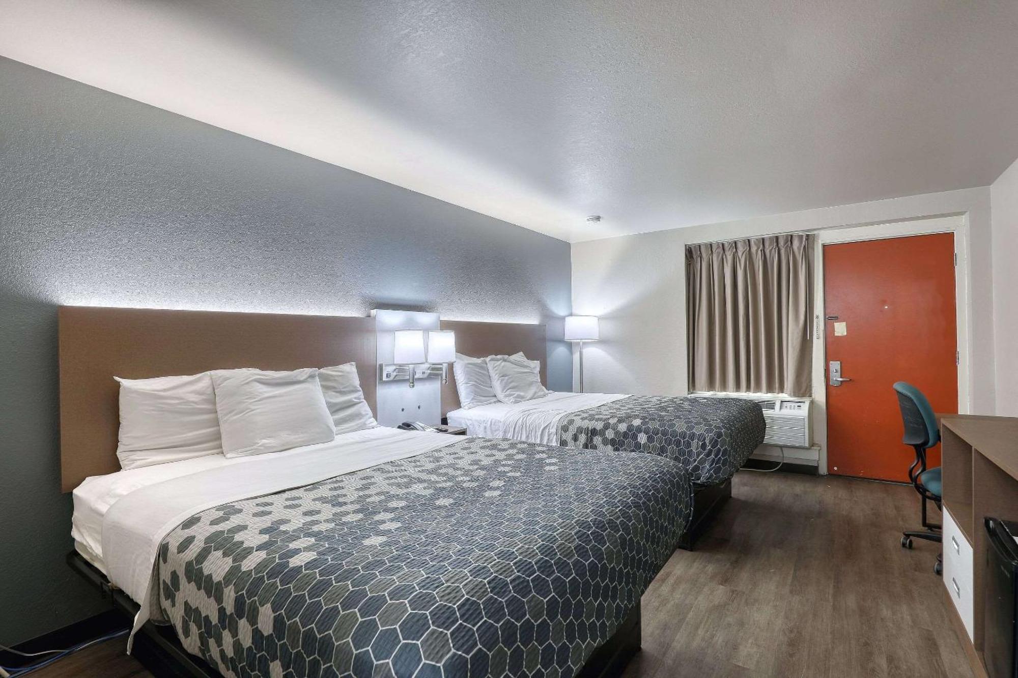 Econo Lodge Neenah Bagian luar foto