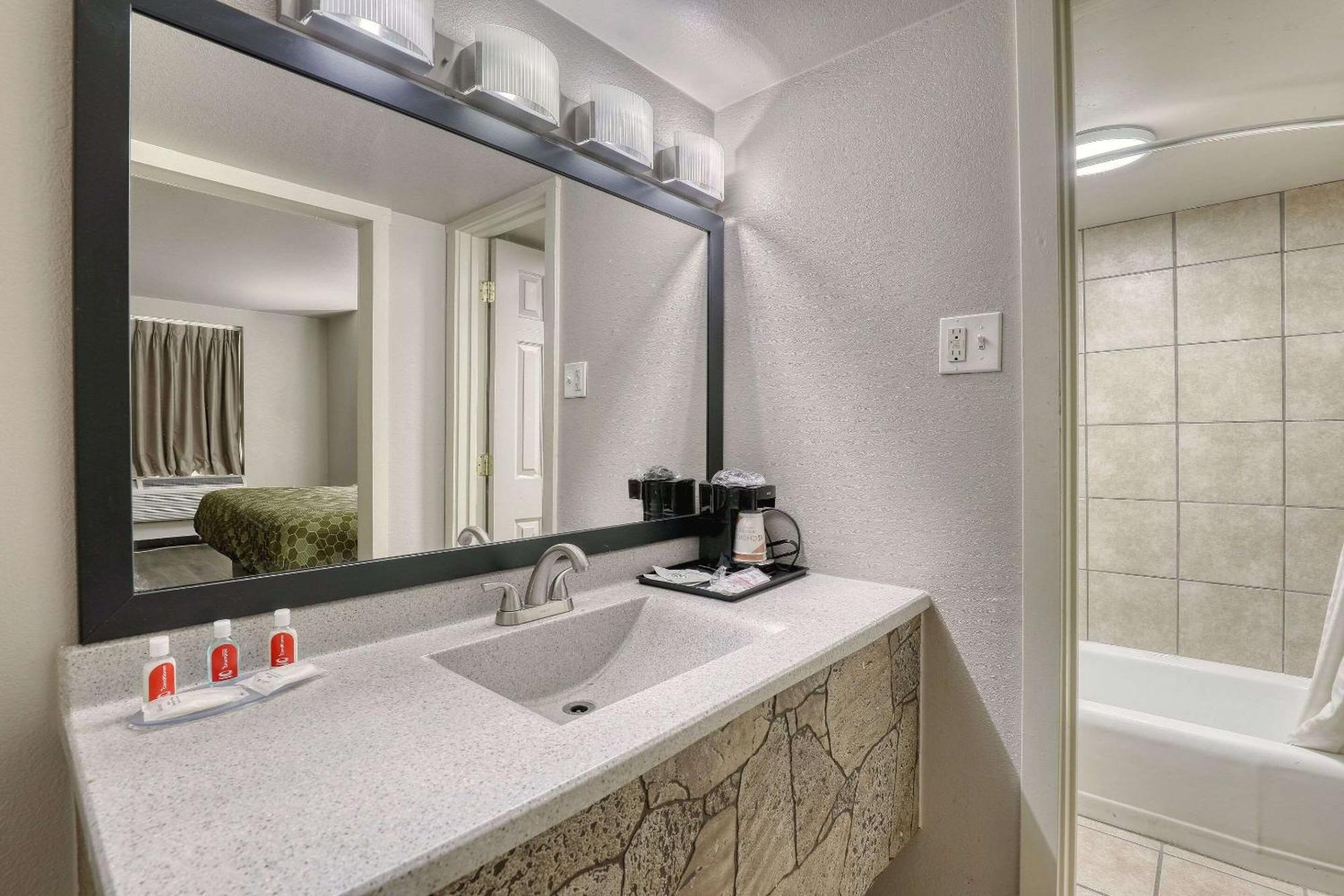 Econo Lodge Neenah Bagian luar foto