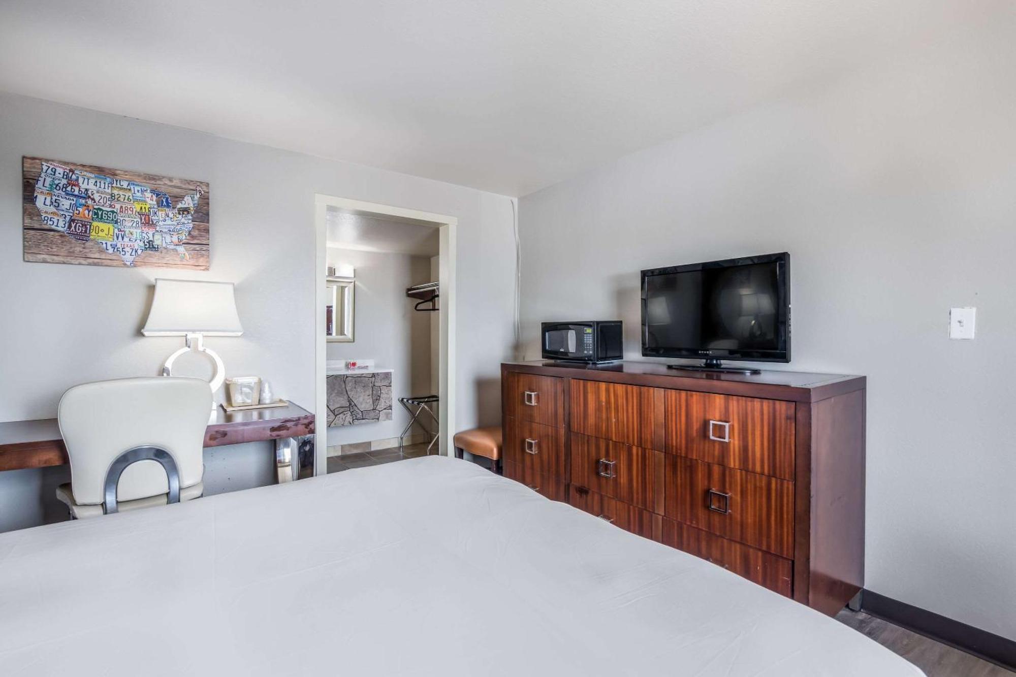 Econo Lodge Neenah Bagian luar foto
