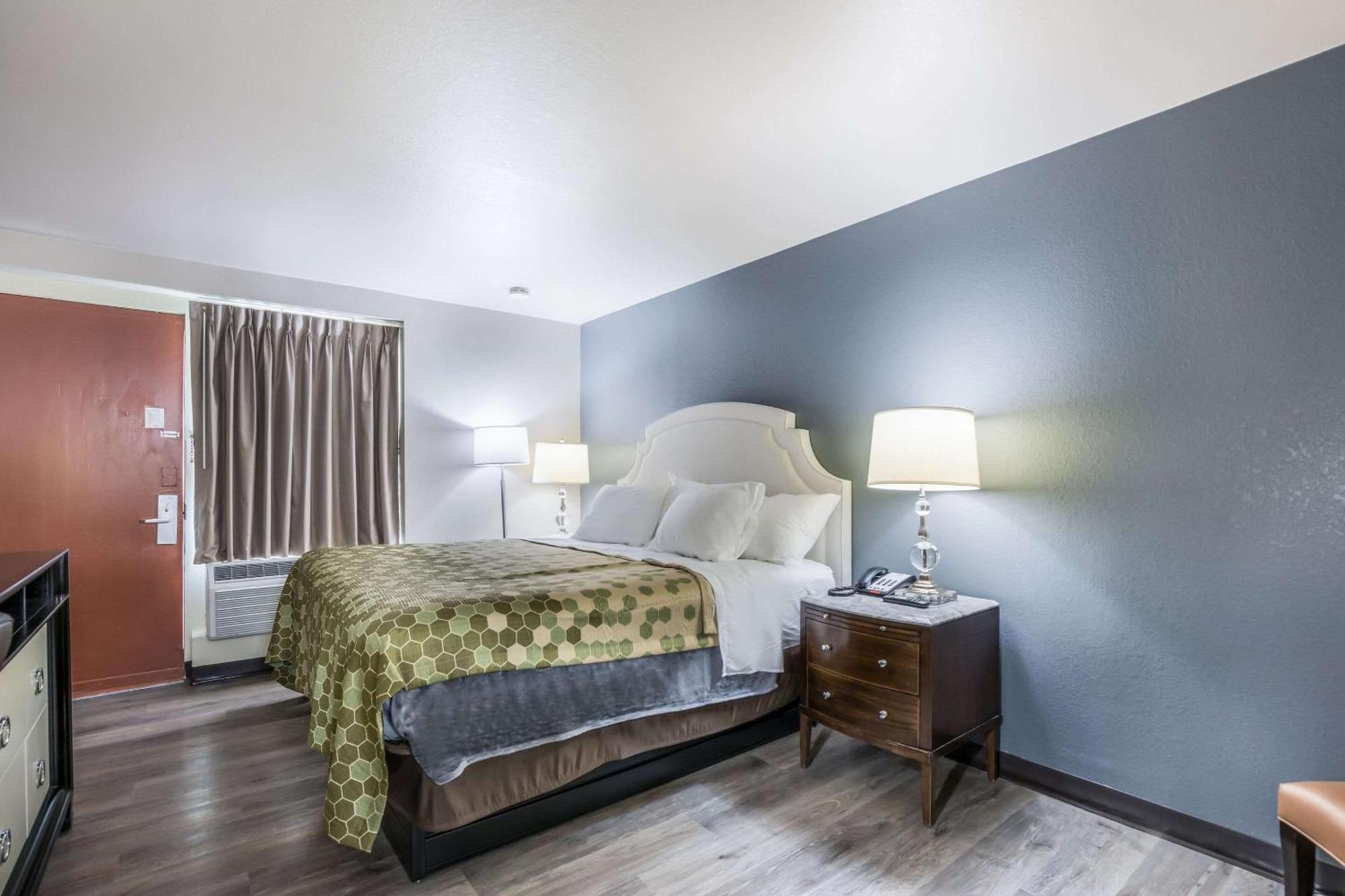 Econo Lodge Neenah Bagian luar foto