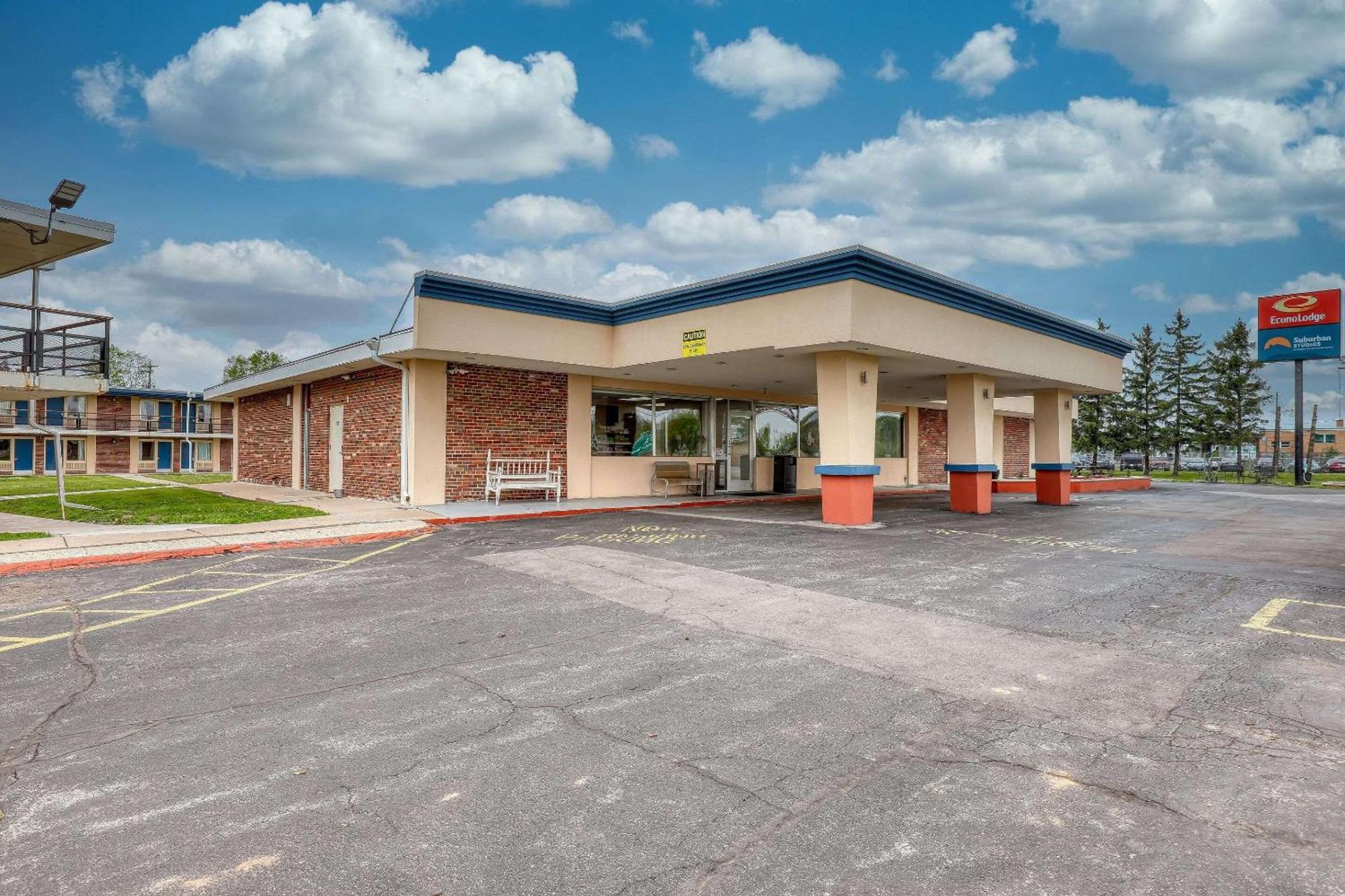 Econo Lodge Neenah Bagian luar foto