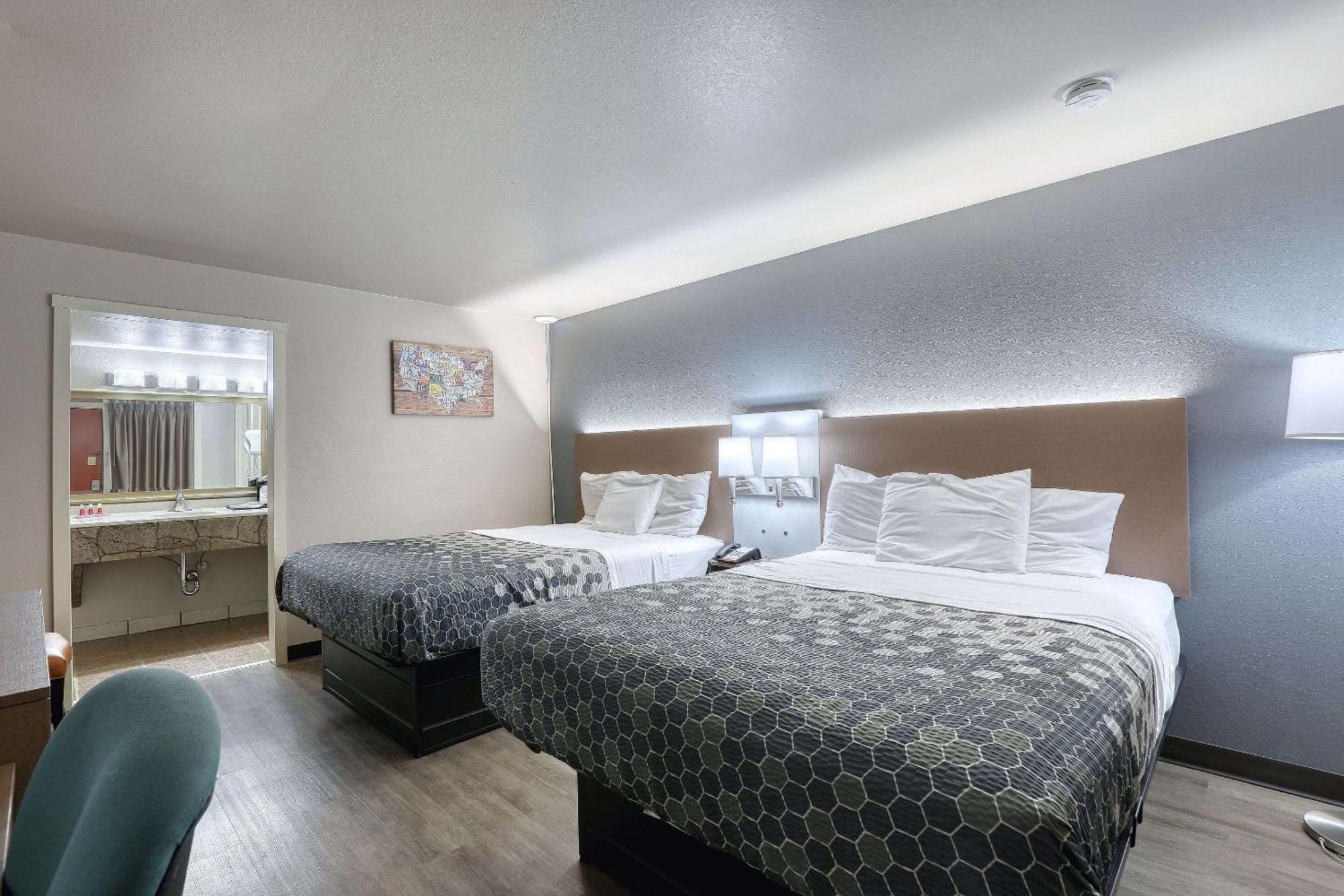 Econo Lodge Neenah Bagian luar foto