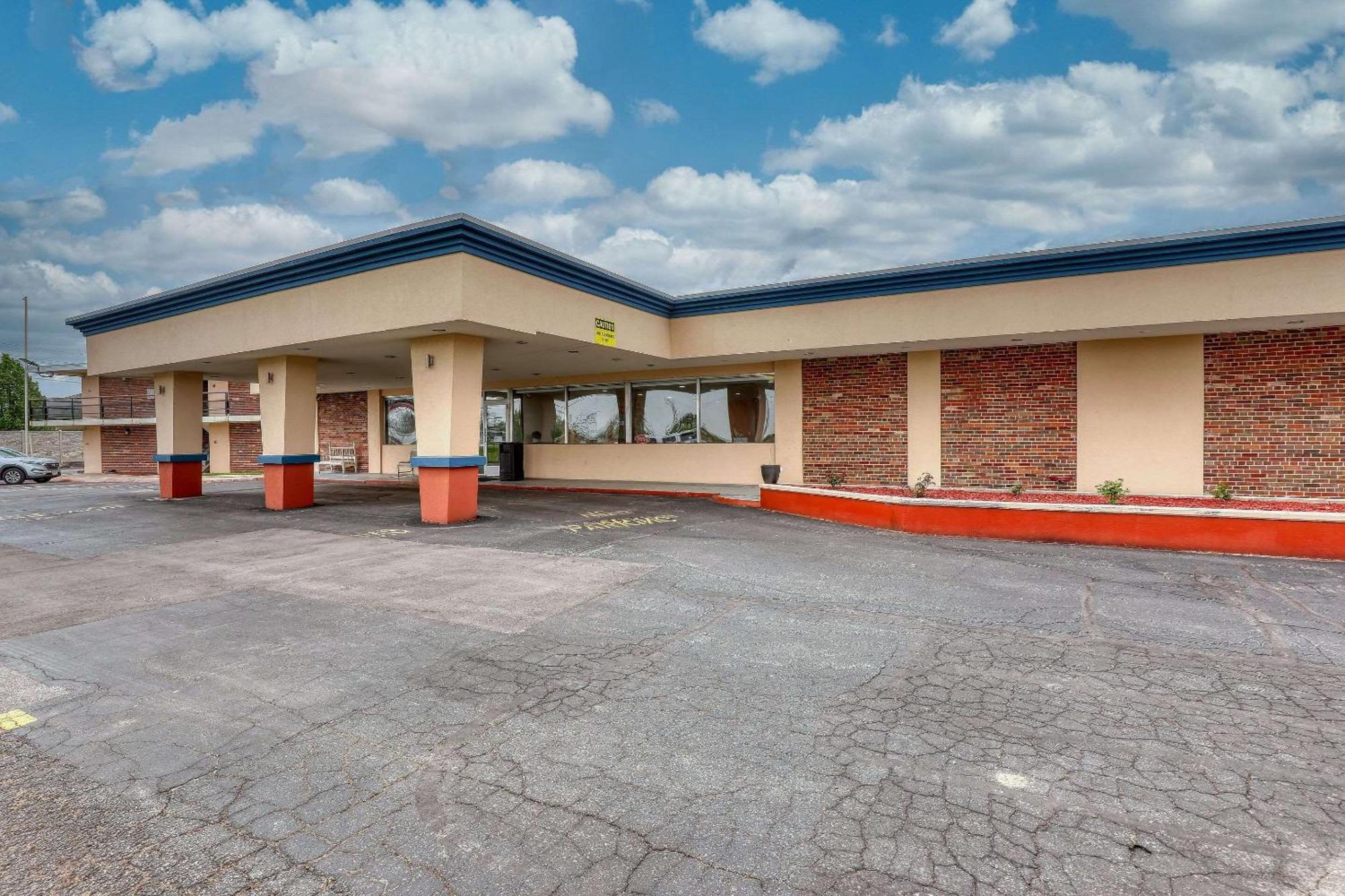 Econo Lodge Neenah Bagian luar foto